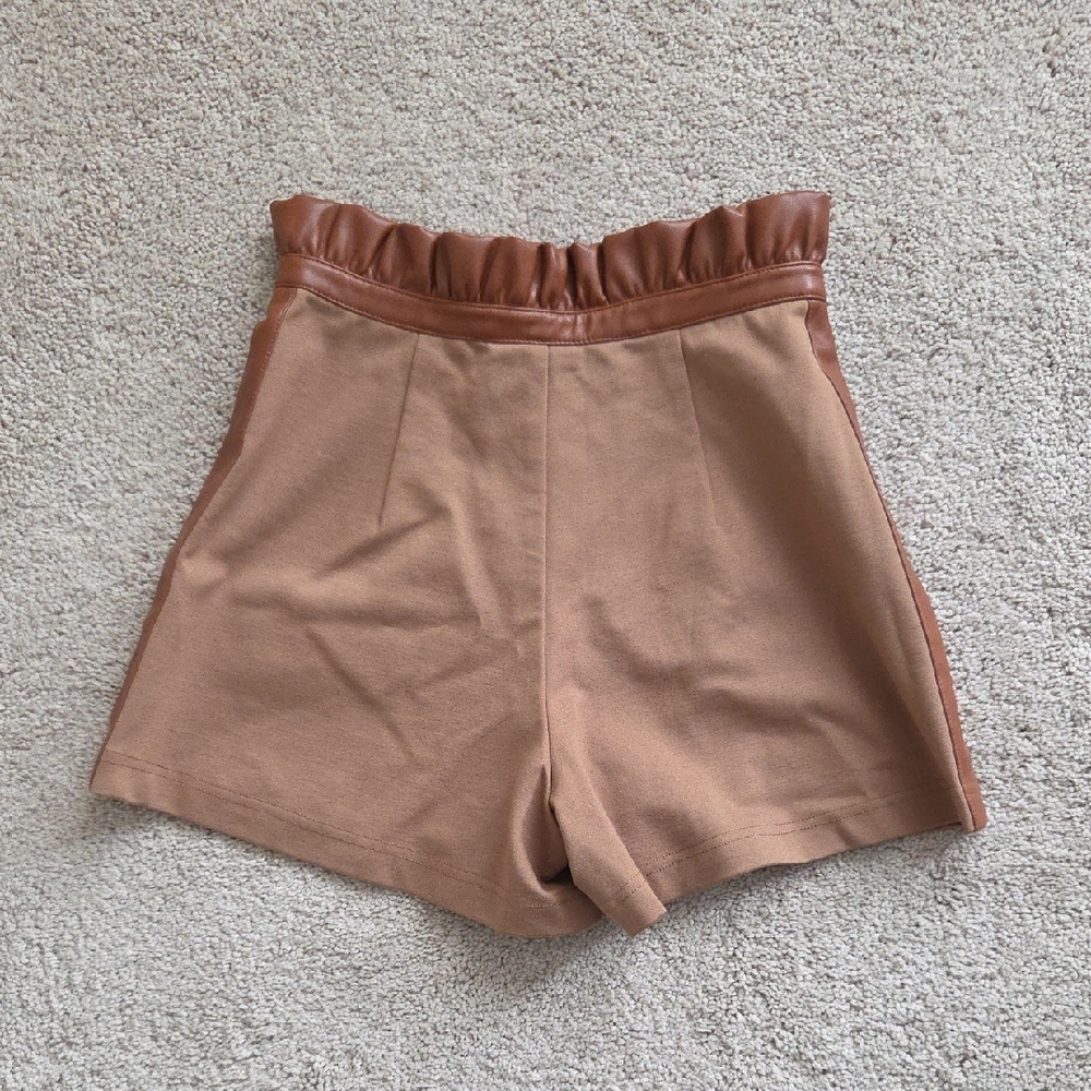 Emily McCarthy Ruffle Short - Picture 2 of 4